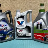 Trzy bańki z olejem silnikowym: Mobil Super 1000, Valvoline VR1 (półsyntetyczny) i Mobil 1 (syntetyczny).