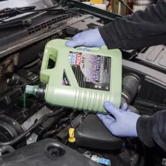 Wlewanie oleju Liqui Moly 5W-40 Molygen do silnika. Dobierz olej do swojego auta!