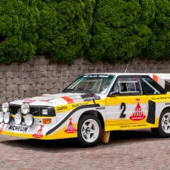 Biało-żółty Audi Sport Quattro z numerem 2, gotowy do rajdu.
