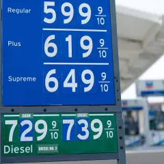 Ceny paliw w USA: Regular 5,99$, Plus 6,19$, Supreme 6,49$ za galon. Diesel 7,29$ (gotówka) lub 7,39$ (karta).