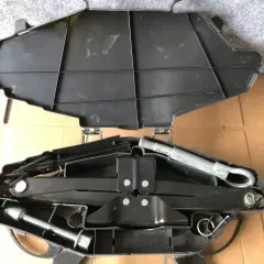 Zestaw do wymiany koła do Renault Trafic: podnośnik, klucz i schowek. Gdzie jest lewarek? Tutaj!