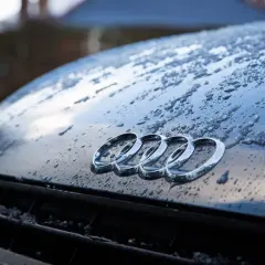 Krople wody na masce Audi. Zastanawiasz się, ile kosztuje lakierowanie auta po zimie?