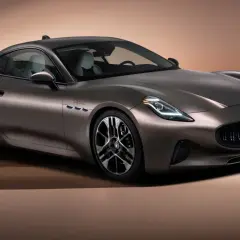 Elegancki, brązowy Maserati z charakterystycznym grillem i felgami. Luksus i moc w jednym.
