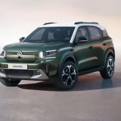 Zielony Citroën Aircross z białym dachem, stojący na szarym podłożu.