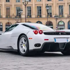Białe Ferrari Enzo na bruku. Zastanawiasz się, ile kosztuje Ferrari Enzo? To marzenie wielu fanów motoryzacji.