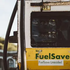 Stara pompa paliwowa Shell z napisem "FuelSave". Dowiedz się, jak zneutralizować zapach benzyny po tankowaniu.