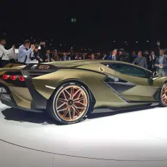 Złoty Lamborghini Sian, zaprezentowany na targach, budzi zachwyt. Zastanawiasz się, ile kosztuje lamborghini sian? To marzenie wielu fanów motoryzacji.