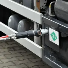 Złącze do tankowania gazu CNG. Szukasz, gdzie tankować cng? To zdjęcie pokazuje proces tankowania pojazdu gazem CNG.