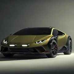 Złoty Lamborghini Huracan Sterrato, który pokazuje, jak się wymawia lamborghini, gotowy na przygodę.
