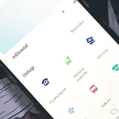 Aplikacja mobilna z opcjami: mDowód, Usługi, Historia pojazdu, Mandaty. Sprawdź, jak sprawdzić niezapłacone mandaty.