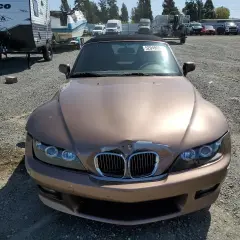 Brązowy kabriolet BMW Z3 z widocznymi uszkodzeniami maski i zderzaka.