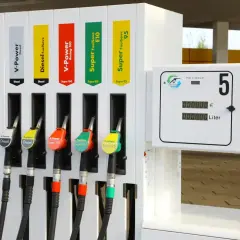 Stacja paliw z dystrybutorami: Diesel, V-Power, Super E10, Super 95. Czy to benzyna? Tak, Super E10 i Super 95 to benzyna.