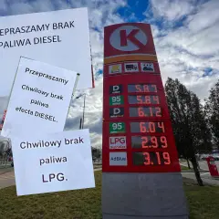 Na stacji paliw Circle K widać cennik z cenami paliw i tabliczki informujące o chwilowym braku paliwa. Czy ropa się pali? Nie, po prostu jej brakuje.