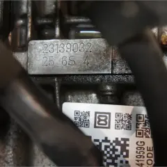 Oznaczenie silnika BMW: 23139032 25 6S 4. Zbliżenie na tabliczkę znamionową silnika, jak sprawdzić oznaczenie silnika BMW.