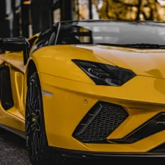 Żółte Lamborghini Aventador, marzenie wielu. Zastanawiasz się, ile kosztuje wynajem lamborghini na specjalną okazję?