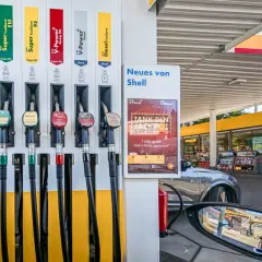 Na stacji Shell w Niemczech, cena za litr diesla jest widoczna na dystrybutorze.