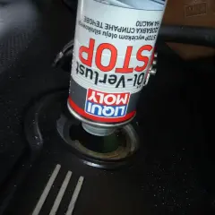 Dodawanie preparatu LIQUI MOLY STOP wyciekom oleju silnikowego do silnika.