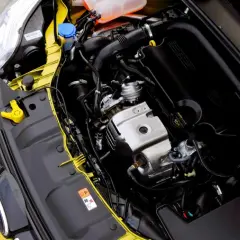 Silnik Ford 1.0 EcoBoost w komorze silnika żółtego samochodu.
