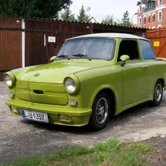 Zielony Trabant, choć wygląda lekko, nie był z plastiku. Jego karoseria wykonana była z duroplastu, materiału przypominającego tworzywo sztuczne.