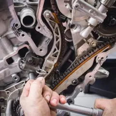 Mechanik sprawdza stan rozrządu silnika, kluczowy element do prawidłowego działania.