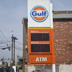 Cena diesla w USA: na tablicy Gulf widać cenę 3.69 za galon gotówką i 3.85 za galon kartą.