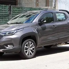 Szary Fiat Titano z tablicą rejestracyjną Urugwaju stoi na ulicy.
