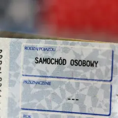 Fragment polskiego dowodu rejestracyjnego z napisem "SAMOCHÓD OSOBOWY".