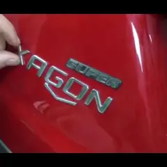 Jak skutecznie przykleić emblemat do karoserii bez błędów