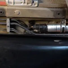 Gdzie jest filtr paliwa w BMW E87 116i? Prosta instrukcja wymiany