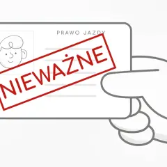 Dłoń trzyma prawo jazdy z czerwoną pieczątką "NIEWAŻNE".