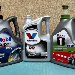 Trzy bańki z olejem silnikowym: Mobil Super 1000, Valvoline VR1 (półsyntetyczny) i Mobil 1 (syntetyczny).