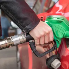 Ile można wlać diesla do benzyny? Sprawdź, co grozi Twojemu silnikowi