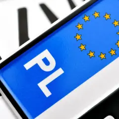 Polskie tablice rejestracyjne z symbolem UE. Zastanawiasz się, ile kosztuje przerejestrowanie samochodu?