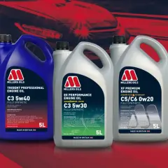 Millers Oils dobierz olej: trzy kanistry z olejem silnikowym Millers Oils w różnych kolorach, na tle stylizowanego samochodu.