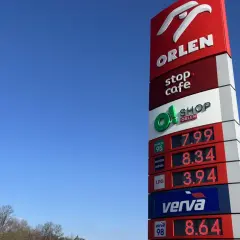 Znak stacji paliw Orlen z widocznymi cenami paliw: benzyna 95, diesel, LPG i Verva.