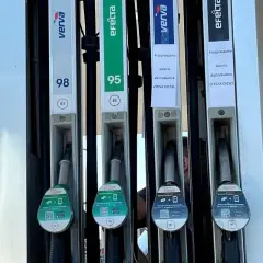 Stacja paliw z dystrybutorami benzyny 98, 95 i diesla. Czy diesel jest cięższy od benzyny? Sprawdź na dystrybutorze.