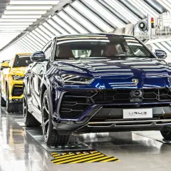 Linia produkcyjna w fabryce Lamborghini, gdzie powstają luksusowe SUV-y.