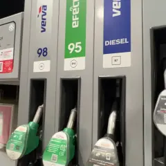 Na stacji paliw widać dystrybutory z paliwami: 98, 95 i DIESEL. Czy na pewno chcesz zatankować on to disel?
