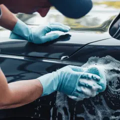 Rękawiczki i gąbka z pianą pomagają w walce z uporczywą żywicą na lakierze samochodu. Dowiedz się, jak usunąć żywicę z lakieru samochodu.