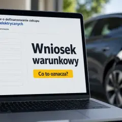Laptop wyświetla formularz wniosku o dofinansowanie zakupu samochodu elektrycznego, w tle ładowany samochód elektryczny.