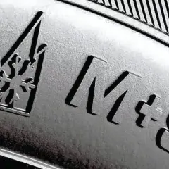 Opona całoroczna z oznaczeniami M+S i symbolem płatka śniegu w trójkącie.