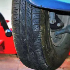 Jak zdjąć koło zapasowe Iveco Daily - uniknij problemów na drodze