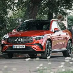 Czerwony Mercedes GLC na polskich tablicach rejestracyjnych. Zastanawiasz się, ile pali ten model?