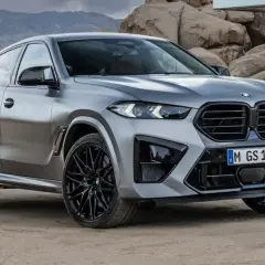 Szary BMW X6 M na tle pustynnego krajobrazu. Sprawdź aktualną bmw x6 cena i dostępne konfiguracje.