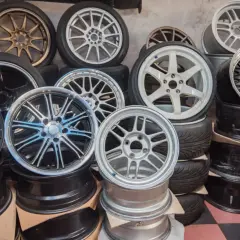 Różnorodne felgi aluminiowe czekają na renowację. Sprawdź renowacja felg aluminiowych cena i odmień swoje auto!
