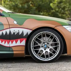 Auto oklejone w kamuflaż i malowanie "zęby rekina". Zastanawiasz się, ile kosztuje oklejenie auta? Efekt robi wrażenie!