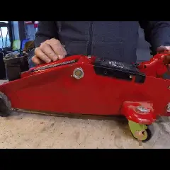 Jaki olej do lewarka hydraulicznego? Wybierz mądrze, uniknij problemów