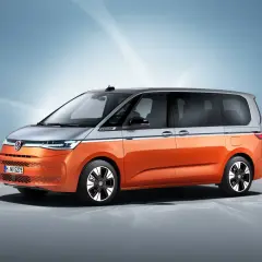 Pomarańczowo-szary Volkswagen Multivan T7 prezentuje się nowocześnie.