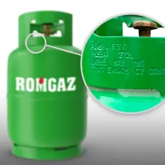 Zielona butla LPG z powiększeniem na wybite oznaczenia legalizacyjne.