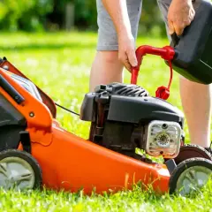 Jaka benzyna do kosiarki? Uniknij kosztownych błędów przy wyborze